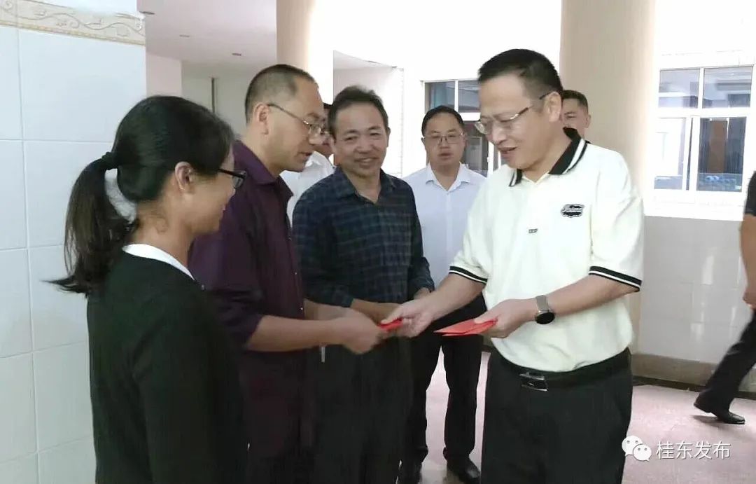 伍志平刘真等县领导开展教师节走访慰问活动