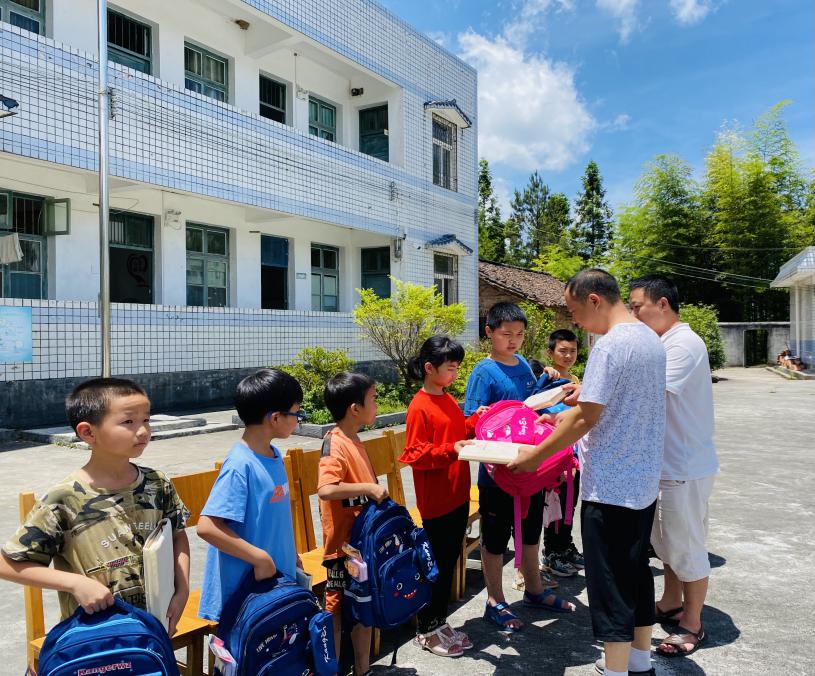 ​【我为群众办实事】 齐云山村慰问红洞小学师生