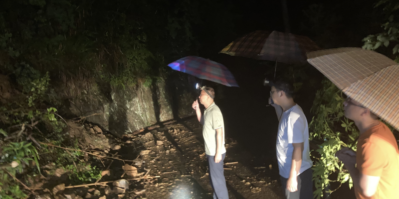 青山乡： 风雨无情人有情，人大代表解汛情
