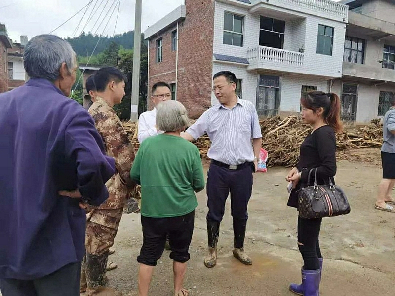 伍志平现场调度沤江镇侃大村抗洪救灾工作