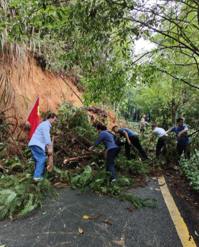 县公路建设养护中心：大灾面前承大重，显公路担当