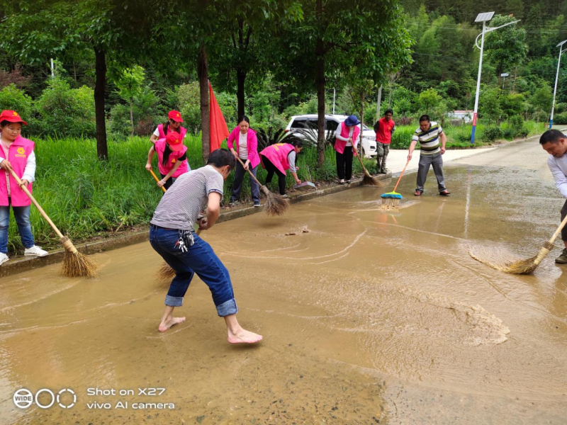 青山乡：防汛救灾 巾帼同行