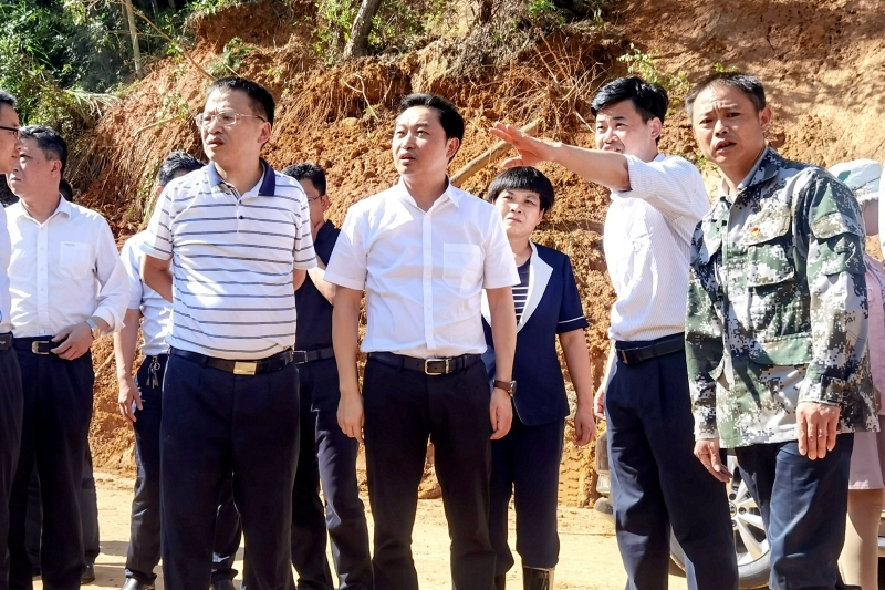 吴巨培指导我县抗灾救灾工作：让党旗高高飘扬在防汛救灾第一线
