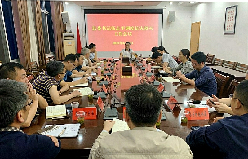 伍志平调度全县抗灾救灾工作