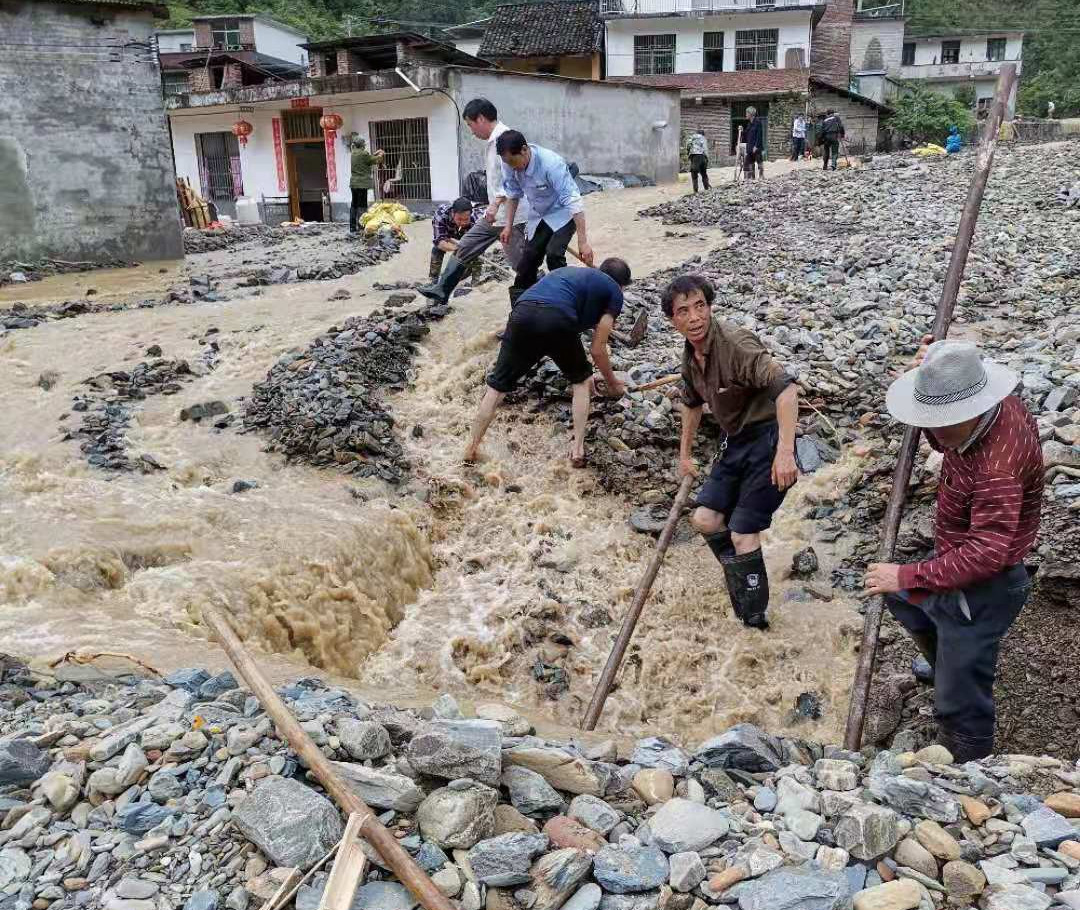 英峰仙下，闻汛而动保民安——寨前镇流源村抗洪记