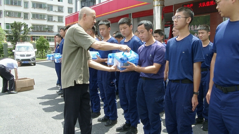 縣總工“夏送清涼”慰問(wèn)救災(zāi)一線人員