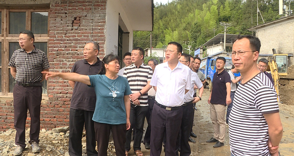 伍志平调度寨前镇安全生产和灾后重建工作