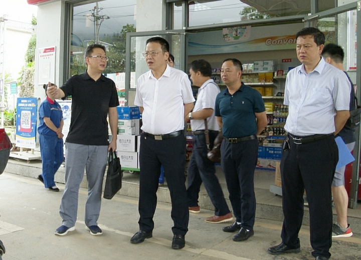 伍志平现场检查管道燃气、加油站安全生产工作