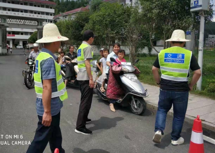 【我为群众办实事】新坊乡：积极开展交通劝导活动，为学生出行保驾护航