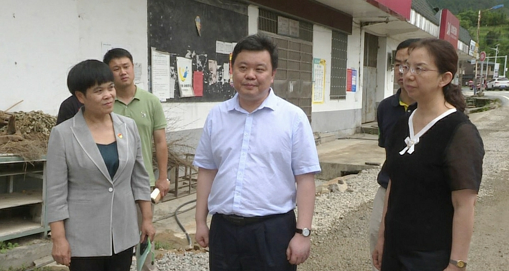 省财政厅领导调研指导我县灾后重建工作