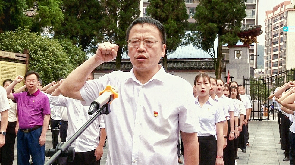 伍志平为50名新党员代表领誓