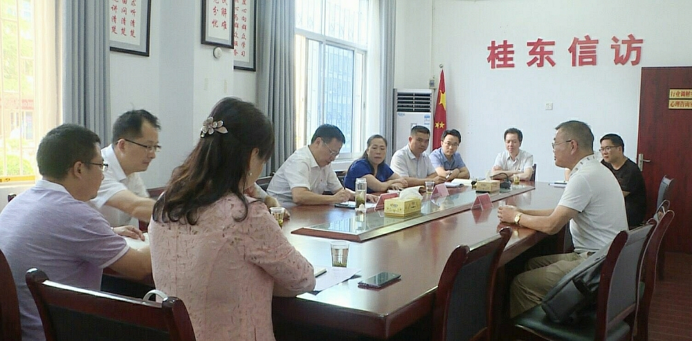 伍志平接访群众解难题