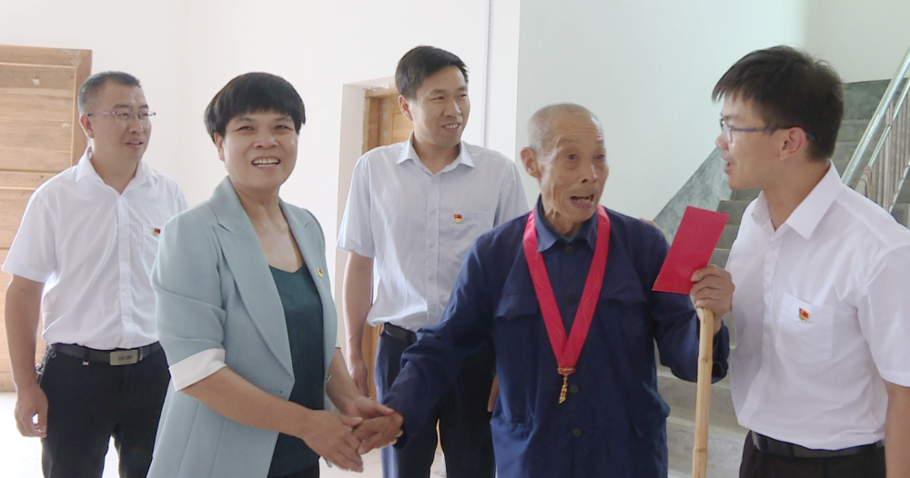刘真走访慰问老党员