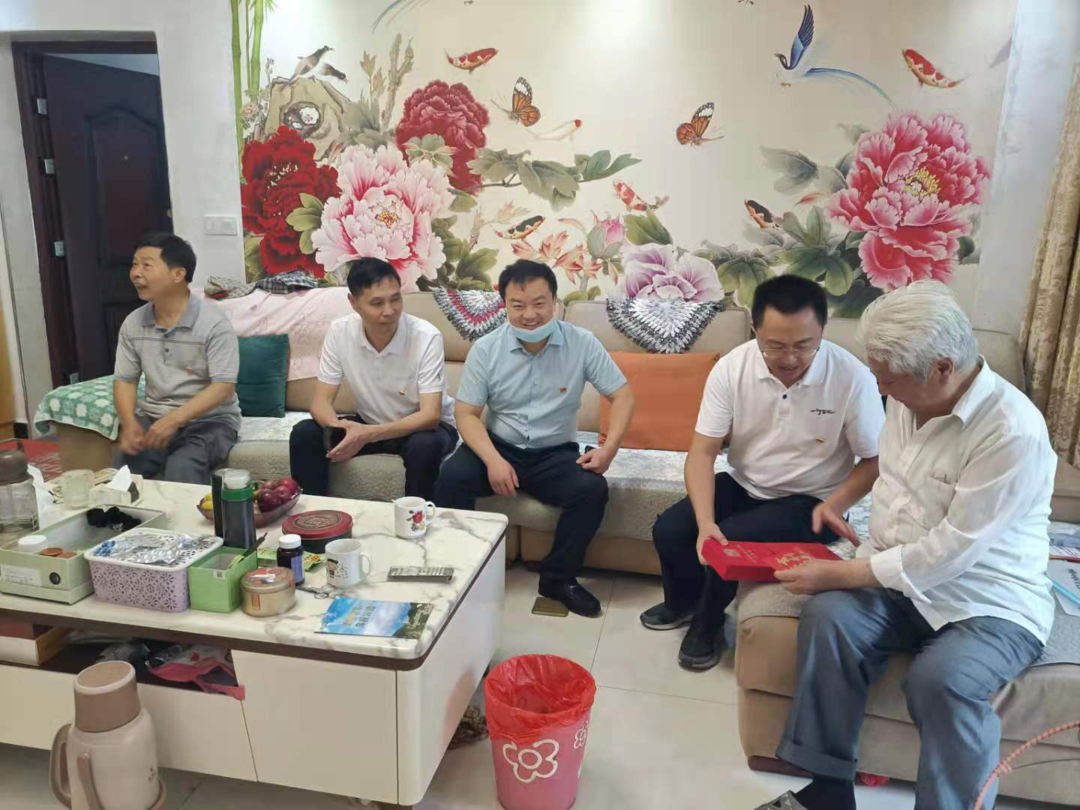 县人民医院走访慰问老党员