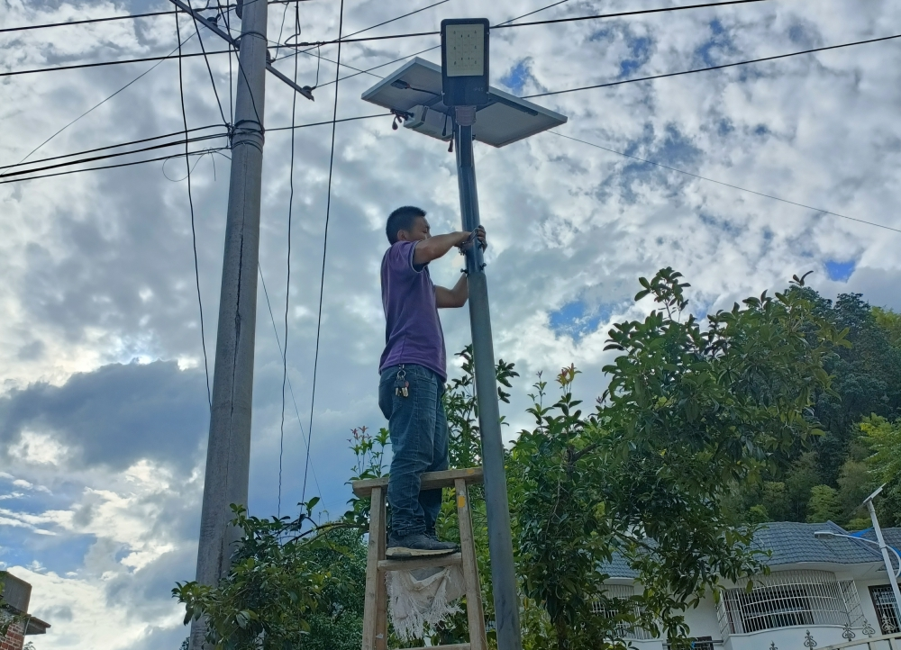 【我为群众办实事】清泉镇：整修路灯 点亮心灯