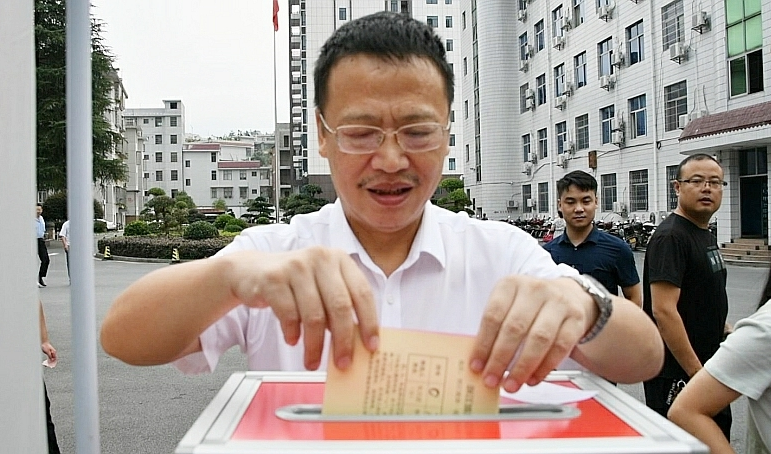 伍志平刘真参加县人大代表换届选举投票