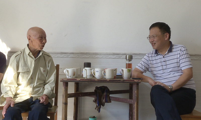 伍志平深入沤江镇侃大村开展“五个到户”走访