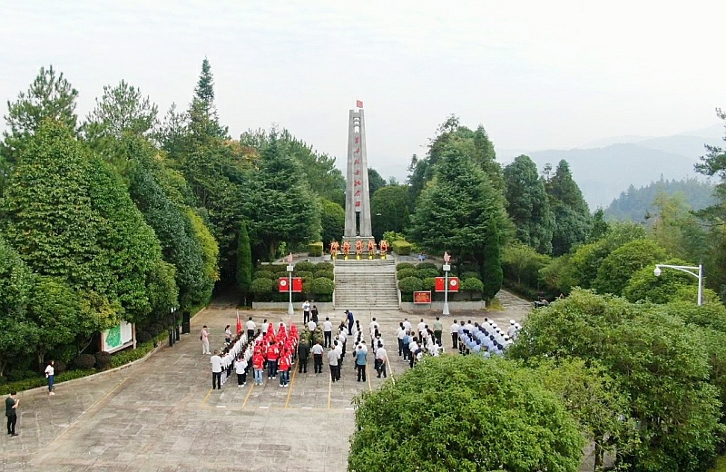 我县举行烈士公祭活动