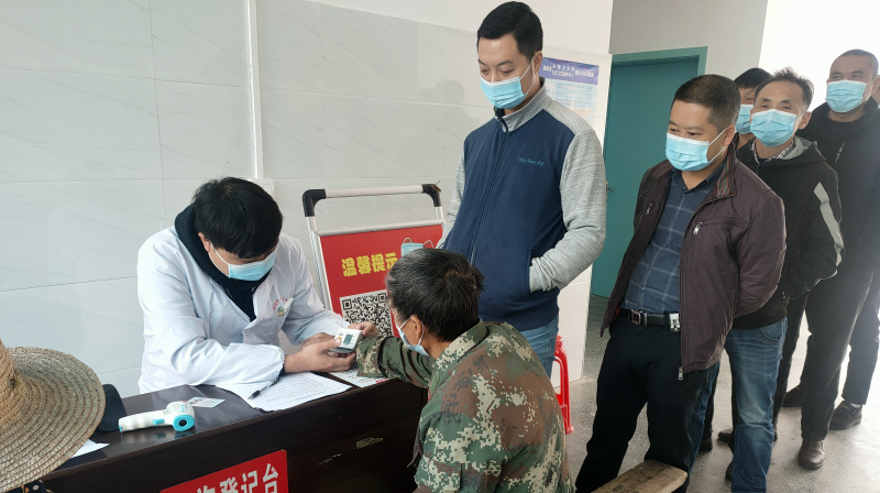 四都镇：镇村干部带头接种新冠疫苗加强针