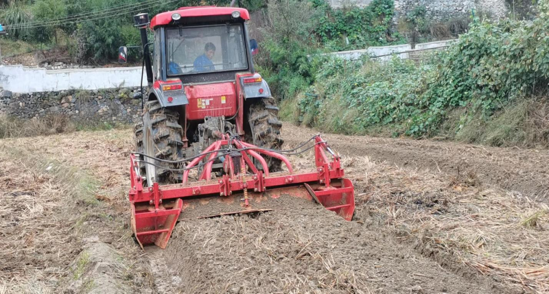 四都镇：田间地头冬种忙 机械翻耕来帮忙