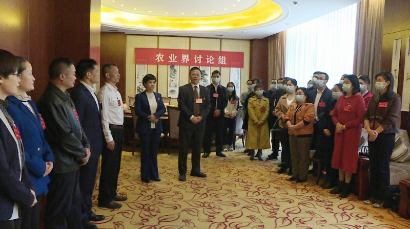 【聚焦两会】伍志平带领市委批准的候选人人选与县人大代表、县政协委员见面