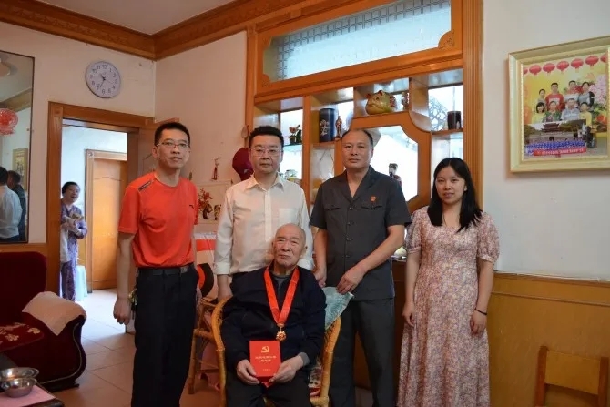 桂东法院走访慰问“光荣在党50年”老党员
