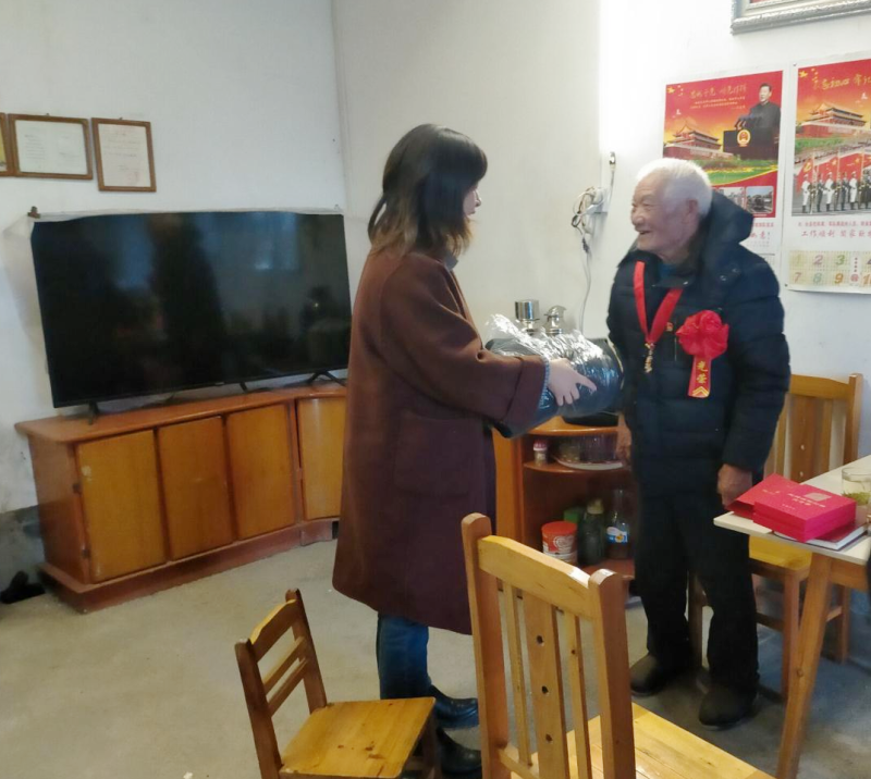 四都镇：把党的关怀送到党员心坎上