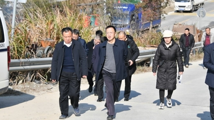 我县在沤江镇大坪村巴山片举行防汛避险应急演练