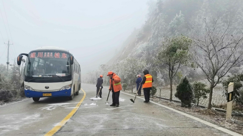 县公路建设养护中心积极抗冰保道路畅通