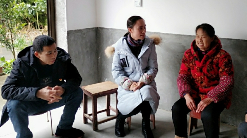 寨前镇中心村：开展“四心”活动 增强党员意识