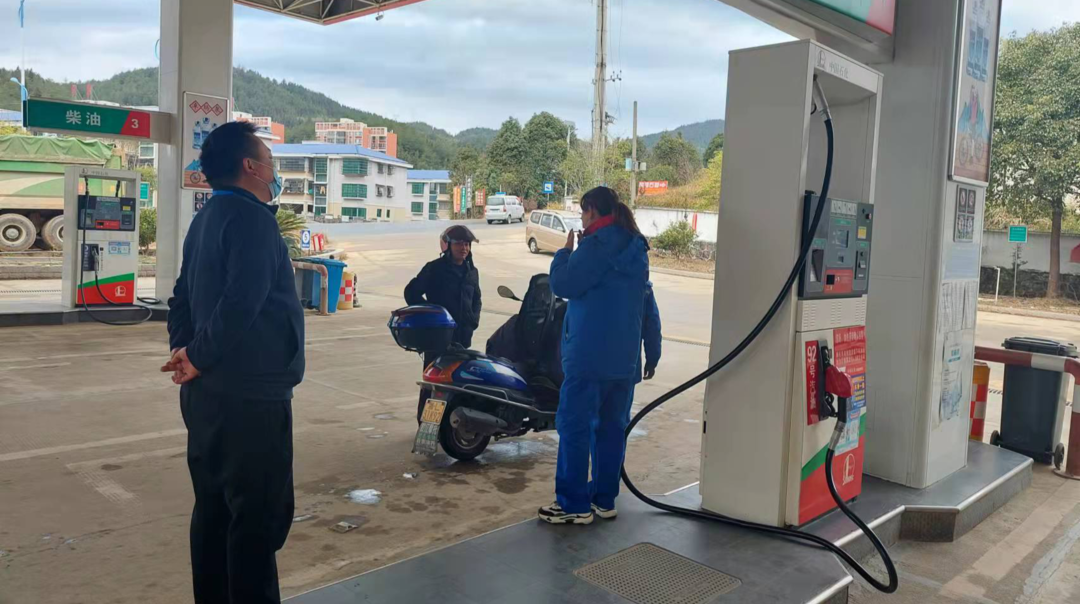 县科工局推进“戴帽工程”专项行动