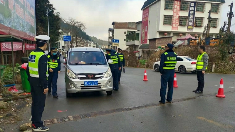 寨前镇：多部门联动整治交通顽瘴痼疾
