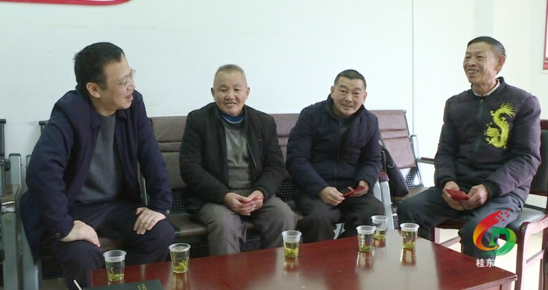 伍志平年前走访慰问困难群众