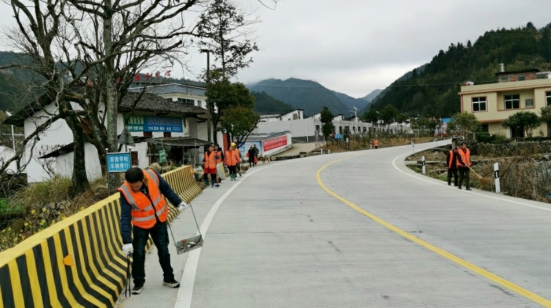 新坊乡：热火朝天搞卫生 干干净净迎新年