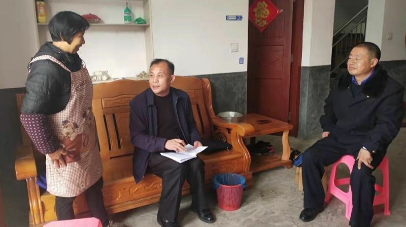 寨前镇：开展节前党群连心“五个到户”走访慰问