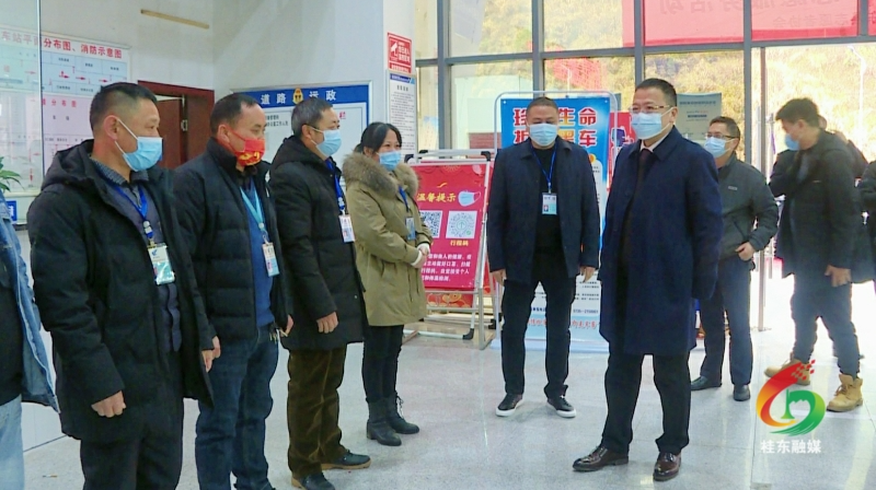 伍志平看望慰问坚守岗位的一线值班人员