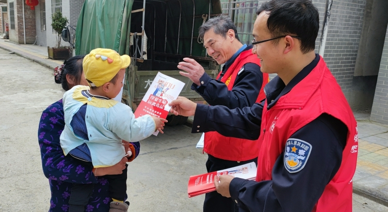 我县开展禁毒反诈宣传“进村入户”活动