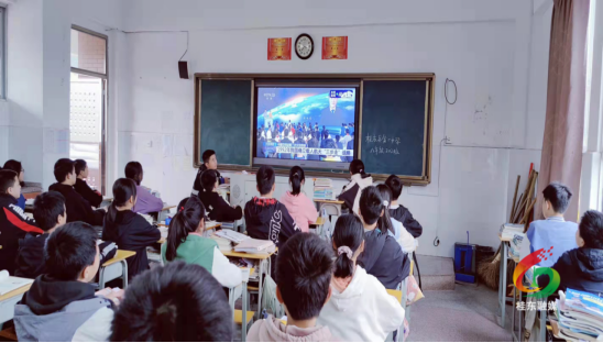 我县组织收看“天宫课堂”第二课，播撒科学种子