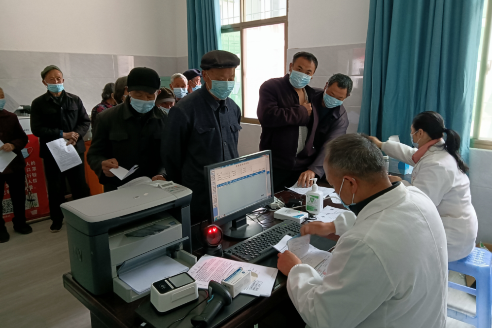 沤江镇：接送老人打疫苗，贴心服务暖人心