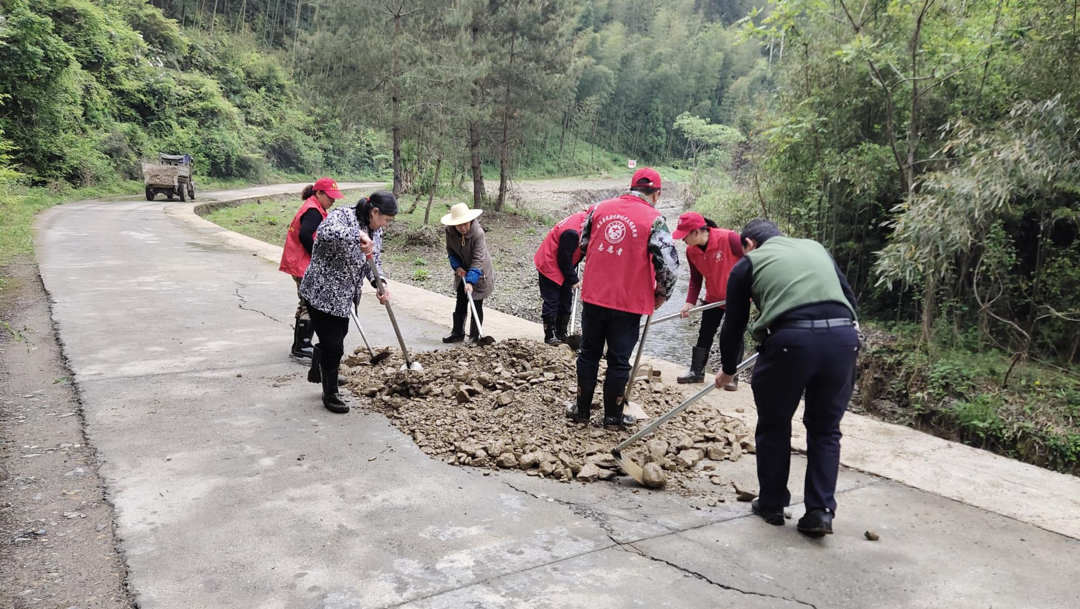 桂东县驻村帮扶工作队：寨前镇流源村“我为群众办实事，修路保畅暖人心”