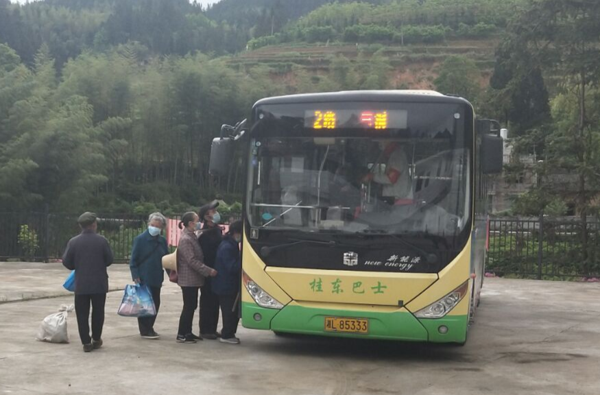 沤江镇禾坪村：公交开到偏远村，村民争相乘“首班”