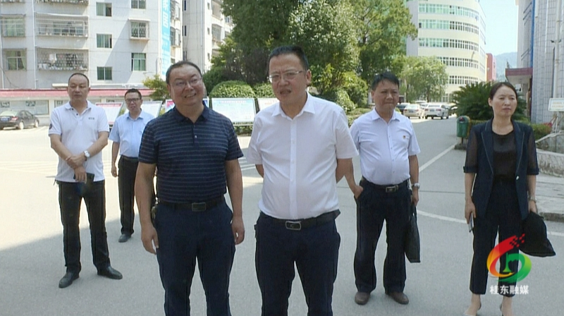 伍志平开展教师节走访慰问活动