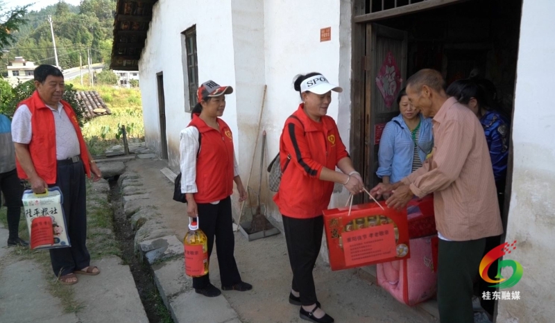 县星火志愿者协会开展重阳节走访慰问活动
