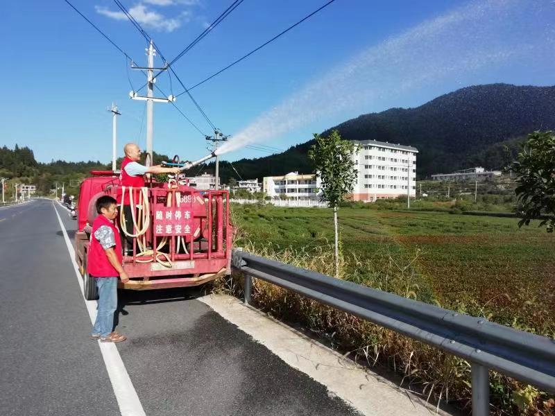 清泉镇：干群齐心为茶园“解渴”
