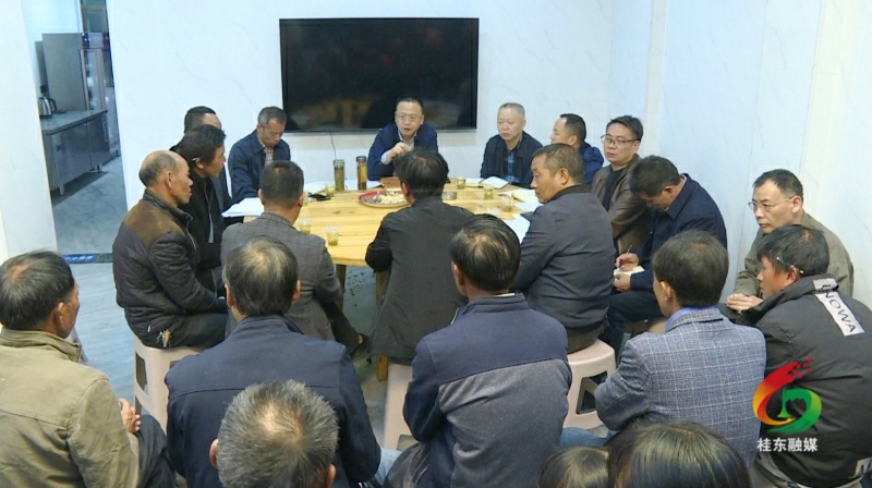 伍志平夜访农家 话振兴谋发展