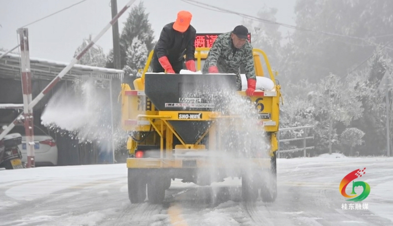 县公路建设养护中心清雪除冰保畅通
