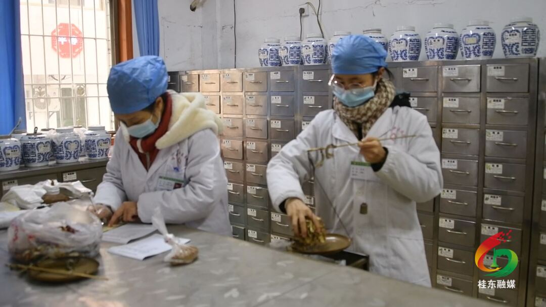 县中医医院配制新冠肺炎预防中药出炉