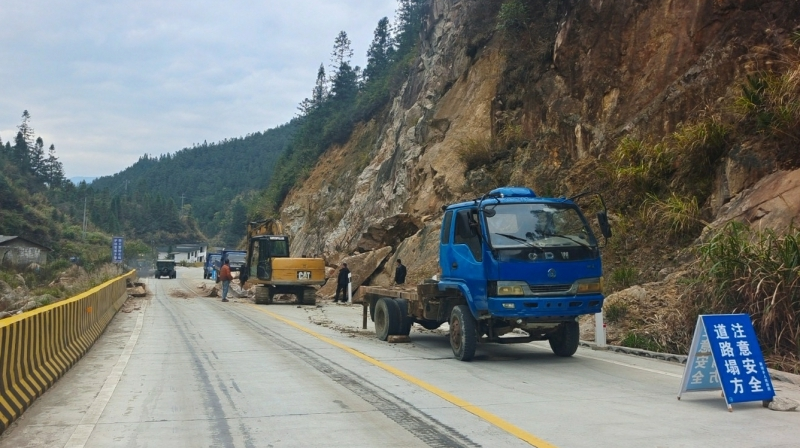 新坊乡：消除安全隐患  确保道路安全畅通
