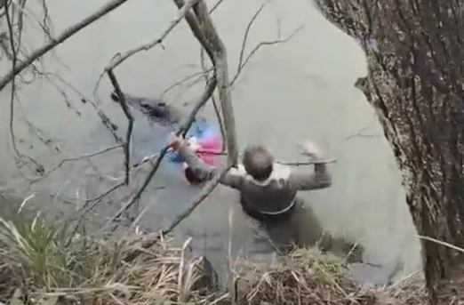 花甲老人郭成飞勇救落水者
