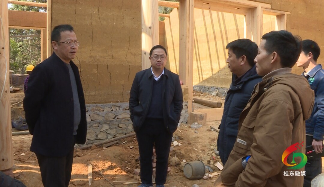 伍志平调研知青小寨项目建设工作